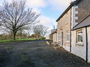 eine leere Straße vor einem Gebäude in der Unterkunft Rosies Cottage in Bushmills