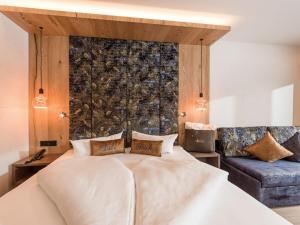Posteľ alebo postele v izbe v ubytovaní Liebes Caroline 4-Sterne-Hotel