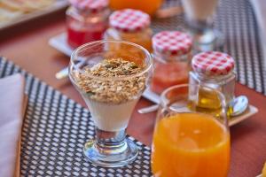 una mesa con un vaso de zumo de naranja y una bebida en Ca' n Beia Suites - Adults Only, en Alaró