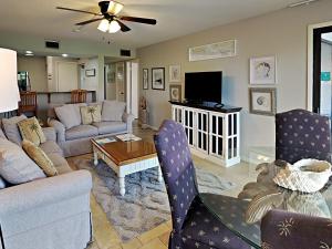 - un salon avec un canapé et une télévision dans l'établissement Edgewater Villa 404, à Panama City Beach