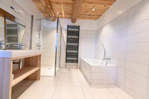 Saint-Étienne-LardeyrolにあるLa Framboisineのシャワー、洗面台、浴槽を備えたバスルーム +26枚の写真