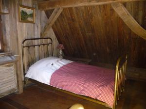 a small bedroom with a bed in a attic at Rouge Eglantine in Salenthal