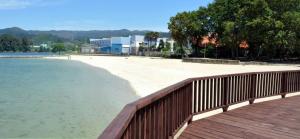 - Vistas a la playa desde un puente de madera en HyP - Camino Conde, en Puentesampayo