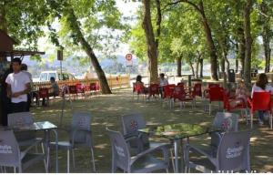 een groep tafels en stoelen in een park bij HyP-Marina Home , el capricho. in Sotomayor