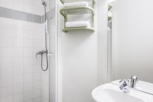 Um banheiro em ibis budget Antwerpen Centraal Station