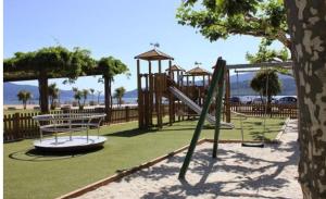 een park met een speeltuin met een glijbaan bij HyP - La Casa de Noa in Arcade