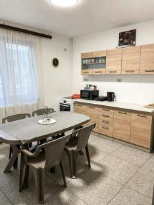 - une cuisine avec une table et des chaises dans la chambre dans l'établissement Vila Macris, à Eforie Nord