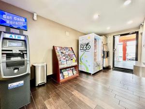 une station-service avec un atm et une machine dans l'établissement Days Inn & Suites by Wyndham Arlington Near Six Flags, à Arlington 21 autres photos
