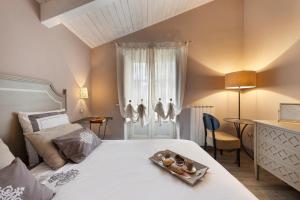 ein Schlafzimmer mit einem Bett und einem Tablett mit Essen drauf in der Unterkunft AMORE RENTALS - Maison De Charme in Sorrent
