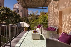 un patio avec des chaises et une table sur un balcon dans l'établissement AMORE RENTALS - Maison De Charme, à Sorrente