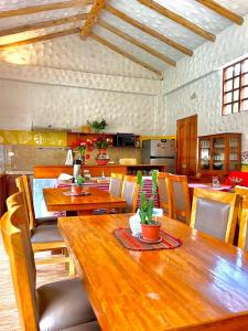 comedor con mesa de madera y sillas en Pisac Inca Guest House, en Písac