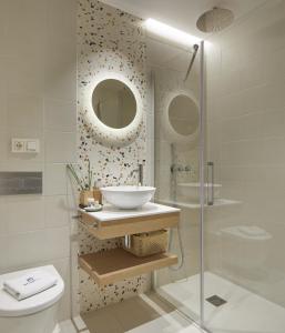 ein Badezimmer mit Toilette, Waschbecken und Dusche in der Unterkunft Enjoy - Basque Stay in Añorga-Lugariz