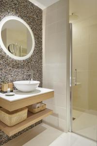 ein Badezimmer mit Waschbecken und Spiegel in der Unterkunft Enjoy - Basque Stay in Añorga-Lugariz