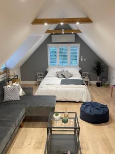 sala de estar con cama y sofá en The Loft Hatch, en Kent