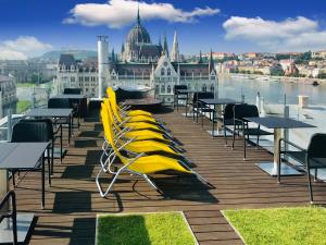 ブダペストにあるParliamentPenthouse with Rooftop Terraceの黄色い椅子とテーブルの並べ