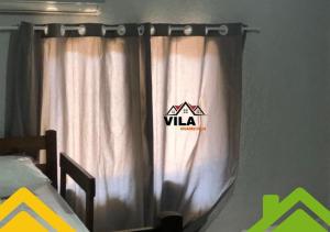 1 dormitorio con cortina blanca y cama en APARTAMENTO MARAVILHOSO 4, en Foz do Iguaçu