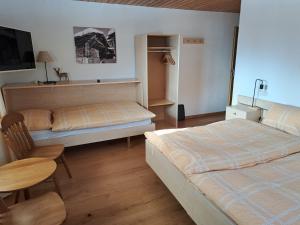 Postel nebo postele na pokoji v ubytování B&B Chalet Rustica Inden, Leukerbad