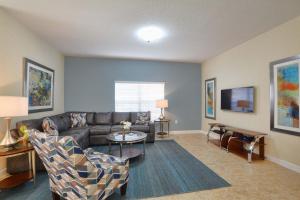 sala de estar con sofá y mesa en Five Bedrooms TownHome with Pool 4849 en Kissimmee