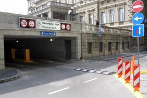 un tunnel dans une ville avec un bâtiment et des panneaux dans l'établissement Miha Luxury Apartment, à Belgrade