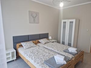 Łóżko lub łóżka w pokoju w obiekcie Domki Piecykowo