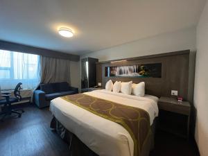 Postel nebo postele na pokoji v ubytování Super 8 by Wyndham Macleod Trail Calgary + 37 fotografií