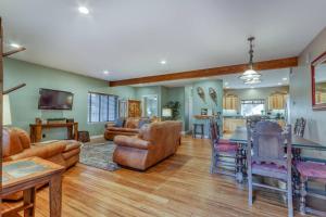 a living room filled with furniture and a kitchen at Spacious Three Rivers Lodge✦Fenced .5 Acre✦Hot Tub in Bend