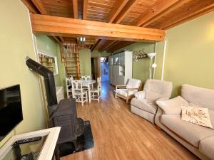 TV a/nebo společenská místnost v ubytování Acogedor ÁTICO DÚPLEX en el centro en Biescas/4pax