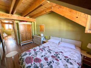 Postel nebo postele na pokoji v ubytování Acogedor ÁTICO DÚPLEX en el centro en Biescas/4pax + 3 fotografie