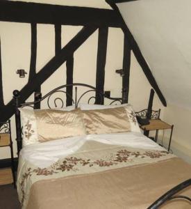Tempat tidur dalam kamar di The Old Black Horse Inn