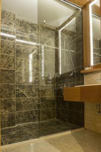 Koupelna v ubytování Grand Hotel Azmakhan Spa&Welness