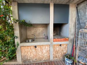 una cocina al aire libre con fregadero en un edificio en CASA DA PITANGA, en Jardim do Mar