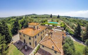 an aerial view of a large building with a pool at Casa Vacanze Rondini Blu in Montespertoli