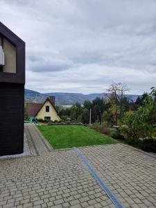 Widok na góry z tego domu wakacyjnego