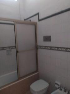 y baño con aseo, ducha y lavamanos. en A 4 cuadras del ORFEO Alto verde 2 dormitorios en Córdoba