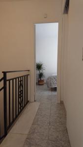 a hallway with a door leading to a bedroom at Casa Carmen in Granada