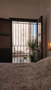um quarto com uma porta que abre para uma varanda em Casa Carmen em Granada
