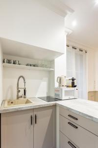 Cucina o angolo cottura di SUITE RAPHAEL Tour Eiffel