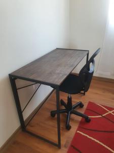 escritorio con silla y mesa de madera en Casa Sector Oriente Talca en Talca