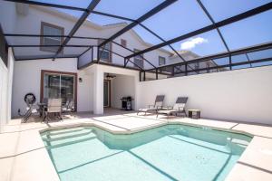 una piscina en una casa con techo de cristal en Ravishing Four Bd w/ Pool Close to Disney 4947, en Kissimmee