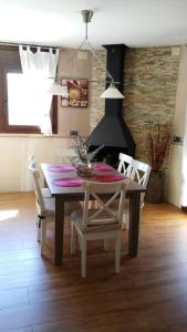 een eettafel met stoelen en een fornuis bij Villa Alba cerca de Sitges in Canyelles