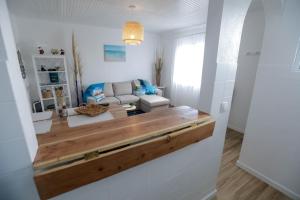 een woonkamer met een bank en een tafel bij Estrela do Atlântico in Ponta Delgada