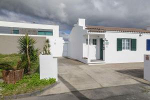 een wit huis met een oprit ervoor bij Estrela do Atlântico in Ponta Delgada