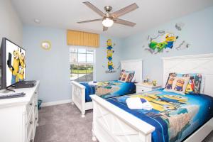 1 dormitorio con 2 camas y ventilador de techo en Ravishing Four Bd w/ Pool Close to Disney 4947, en Kissimmee