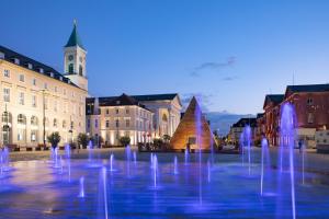 una fontana in mezzo a una città di Skyline Apartment Belle Vue a Karlsruhe