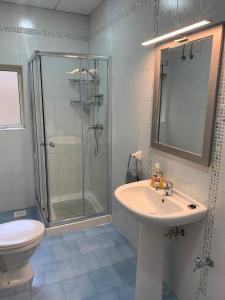 La salle de bains est pourvue d'une douche, d'un lavabo et de toilettes. dans l'établissement GELMIF Apartments, à Il-Birgu
