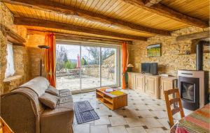 En sittgrupp på Beautiful Home In Castelnau De Mandaille With Wifi