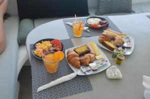 Comida no apart-hotel ou em algum lugar perto