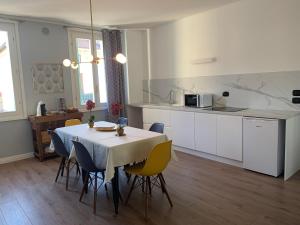 a kitchen and dining room with a table and chairs at Al Viale 2 in Negrar