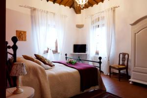モンテスペルトリにあるCasa Vacanze Rondini Bluのベッドルーム(ベッド1台、テレビ、窓付)