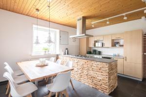 a kitchen and dining room with a table and chairs at Liebevoll hinterm Deich - Ferienwohnungen in Lehe